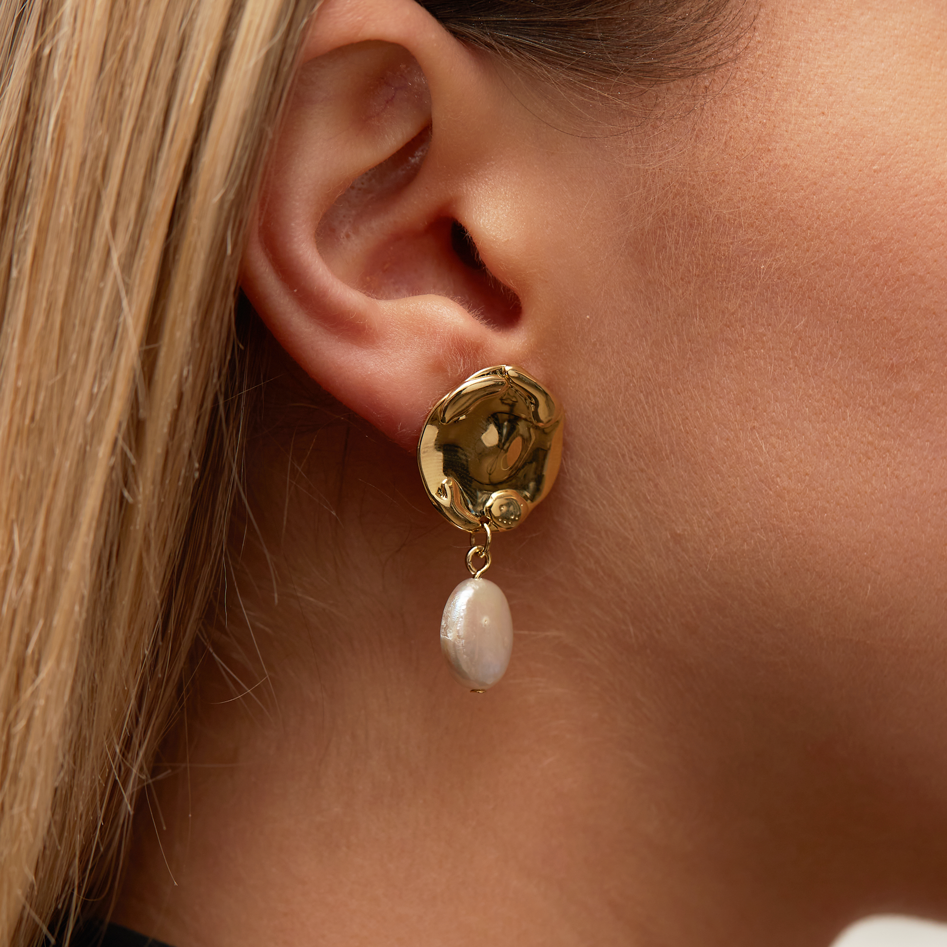THE PEARL DROP EARRING