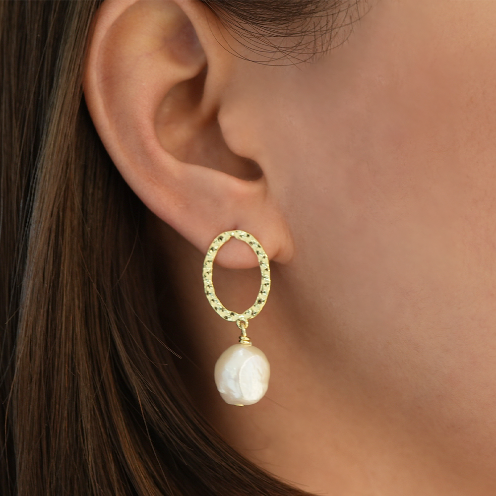 THE HAMMERED PEARL DROP EARRING