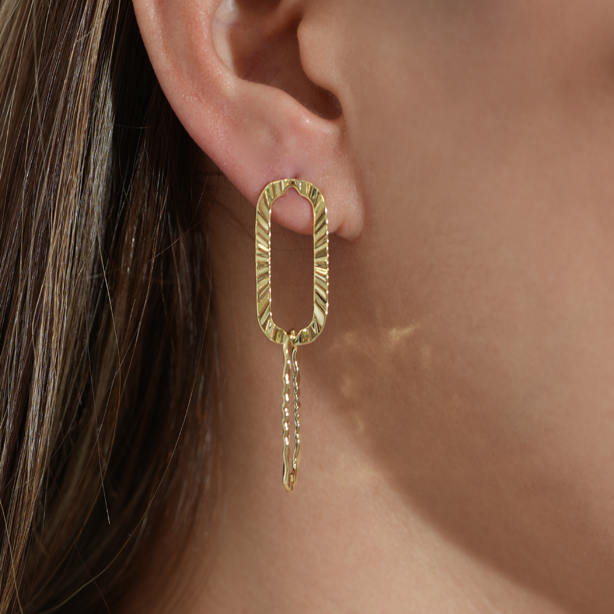 THE TEXTURED OVAL LINK EARRING